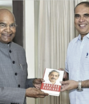 Viva Goa editor presents Parrikar book to Kovind